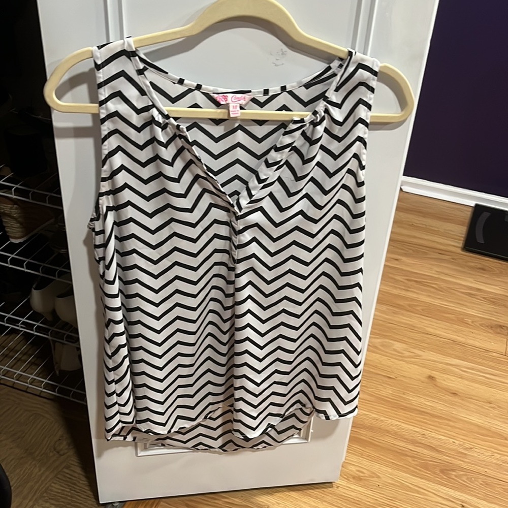 Cute black and white top